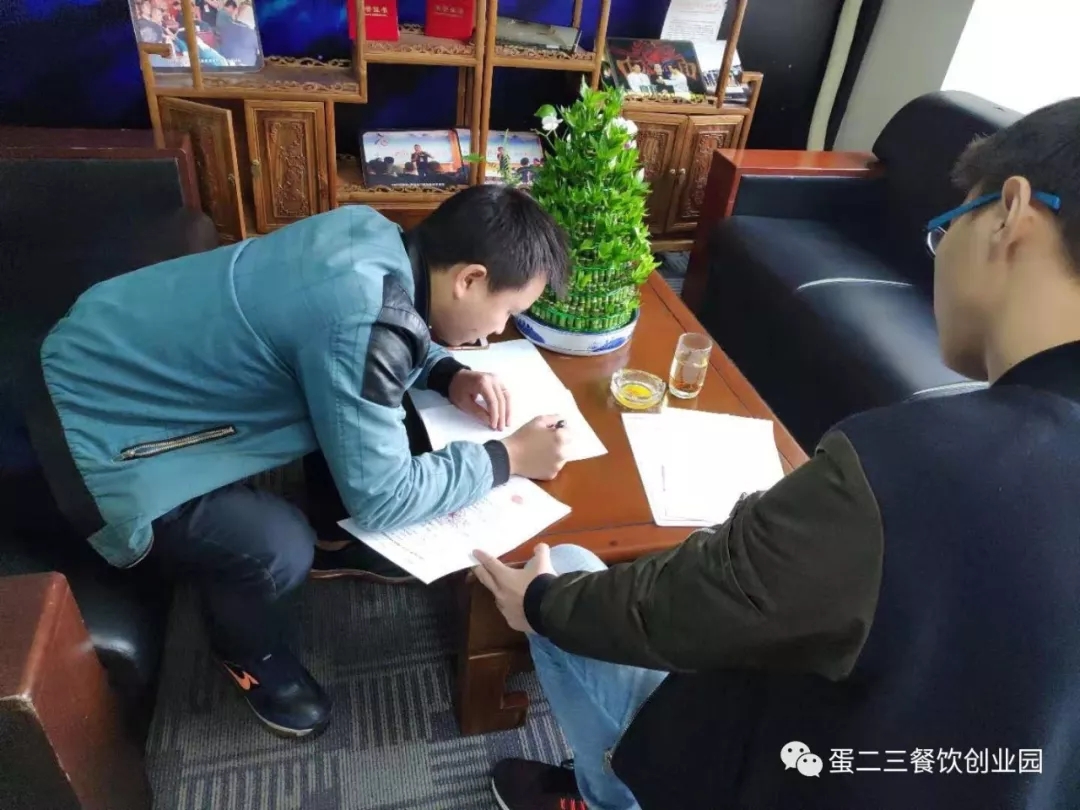 好消息|祝贺重庆巴南王总签约品牌“小郡肝”！